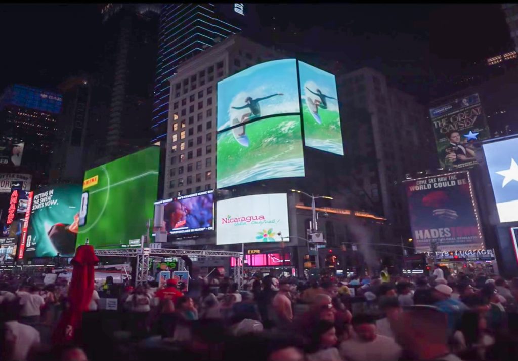 Intur paga publicidad en pantallas del Times Square en Nueva York. Foto: Captura de video de Intur.