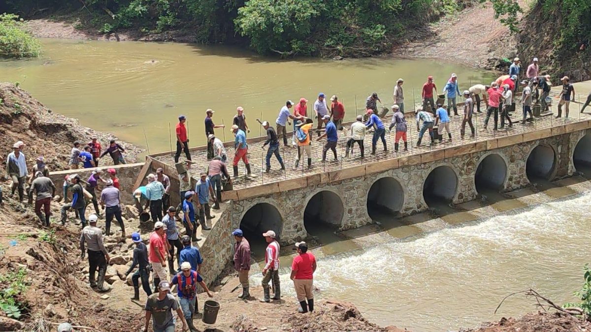 Campesinos tuvieron que sumar esfuerzos para tener puente El Cojo, en El Dorado, San Miguelito. Foto: Tomada de la comuna de San Miguelito.
