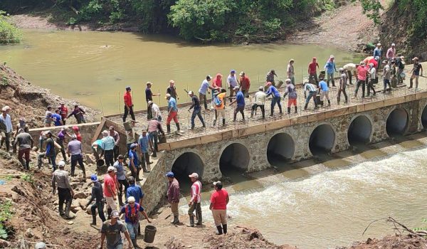 Campesinos tuvieron que sumar esfuerzos para tener puente El Cojo, en El Dorado, San Miguelito. Foto: Tomada de la comuna de San Miguelito.