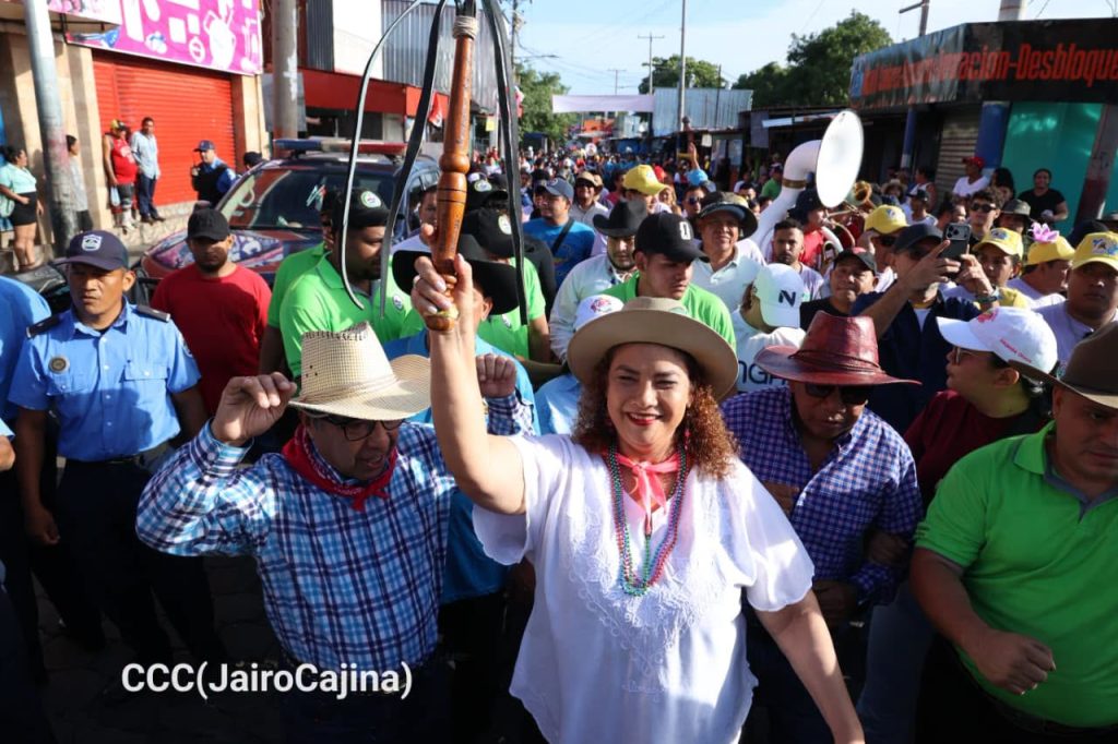 Reyna Rueda, que este año nuevamente se autoasignó la tajona de las festividades en honor a Santo Domingo, asistió a la tradicional Roza del Camino. Foto: Tomada de medios oficialistas.