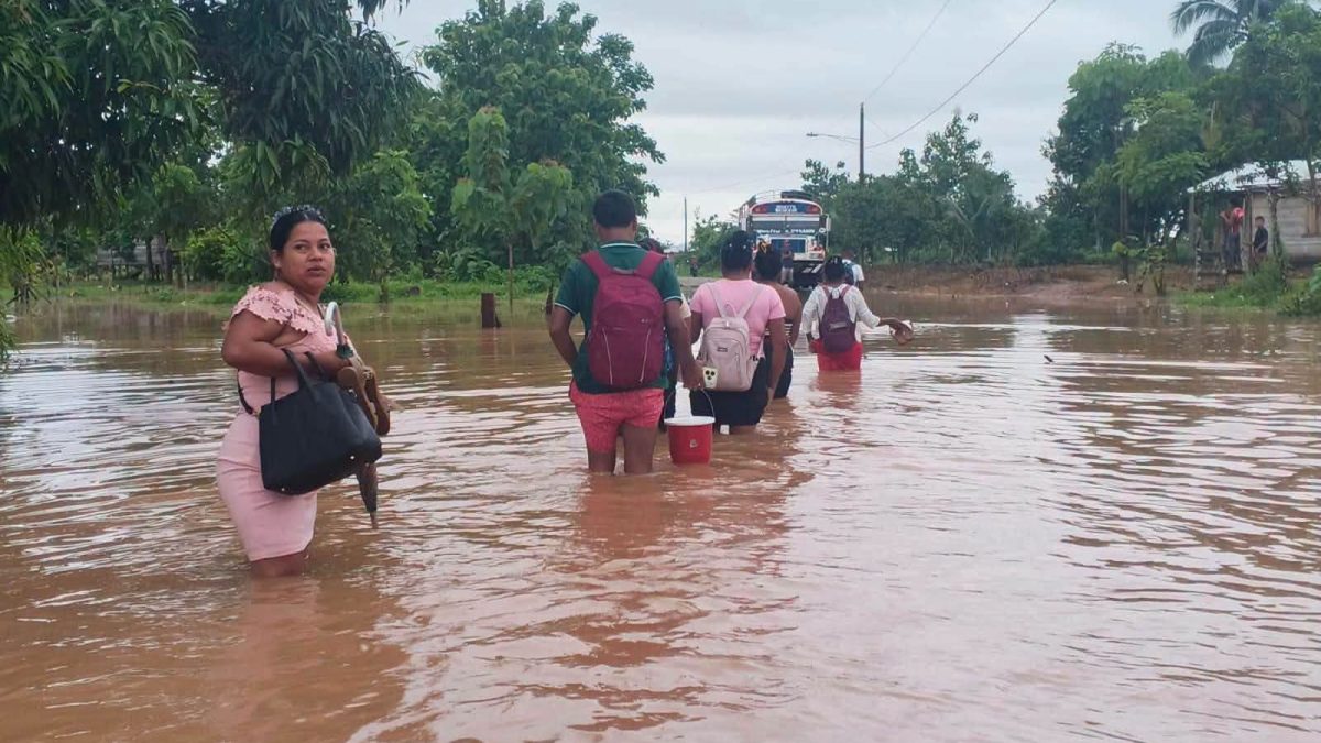 En el municipio de Rosita, según medios locales, también se registró la crecida de ríos, que mantiene inundadas las calles del sector Wasakin. Foto: Tomada de Bilwi Stereo.