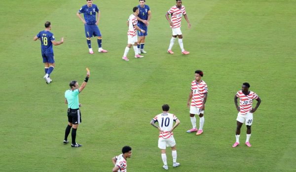 El árbitro Raphael Claus expulsó a figura de Estados Unidos ante Bosnia y Herzegovina