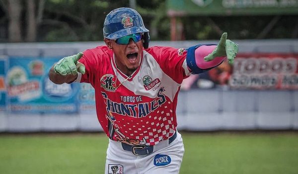Los Toros embisten a los Leones y aseguran su lugar en la segunda vuelta del Pomares
