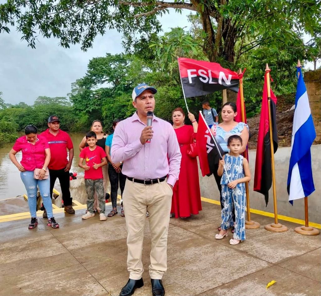Extienden al alcade de El Tortuguero, Santos Ernesto Siles, solicitud de un puente para los habitantes de las comunidades Walpapina y Chili Crique. Foto: Tomada de redes sociales.