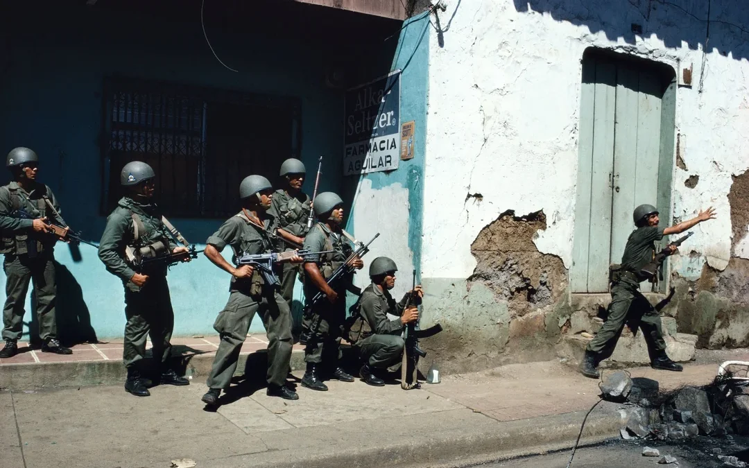 Masaya, 9 de junio de 1979. Soldados del Primer Batallon Blindado dela Guardia Nacional combaten en el centro de la ciudad contra guerrillas sandinistas atrincheradas en casas y edificios. Imagen del libro Nicaragua, de Susan Meiselas.