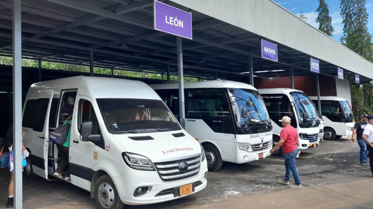 Terminal de interlocales de la UCA fue reubicada de los semáforos del Rigoberto López Pérez 300 metros al sur. Foto: Tomada de redes sociales.