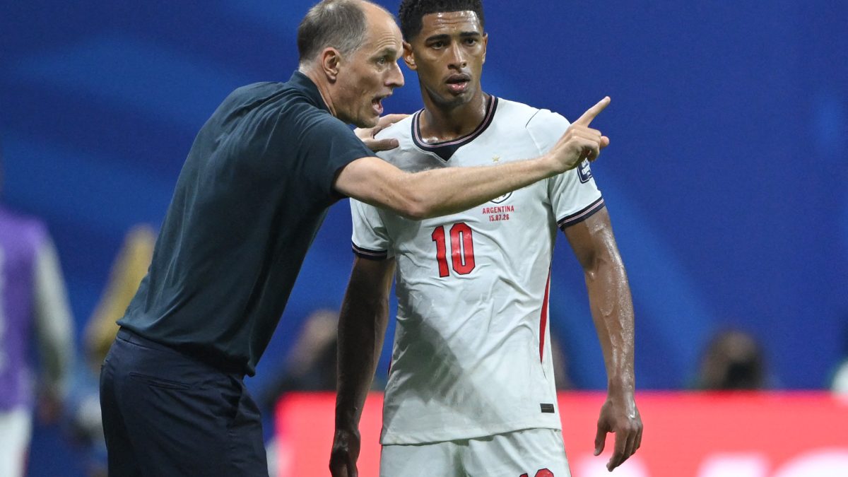 Thomas Tuchel, técnico alemán de Inglaterra, da instrucciones a Jude Bellingham. LA PRENSA/AFP
