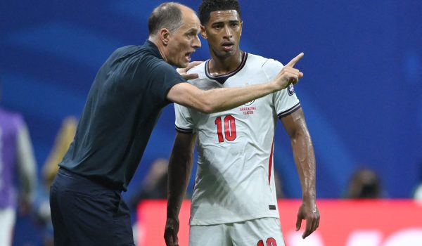 Thomas Tuchel, técnico alemán de Inglaterra, da instrucciones a Jude Bellingham. LA PRENSA/AFP