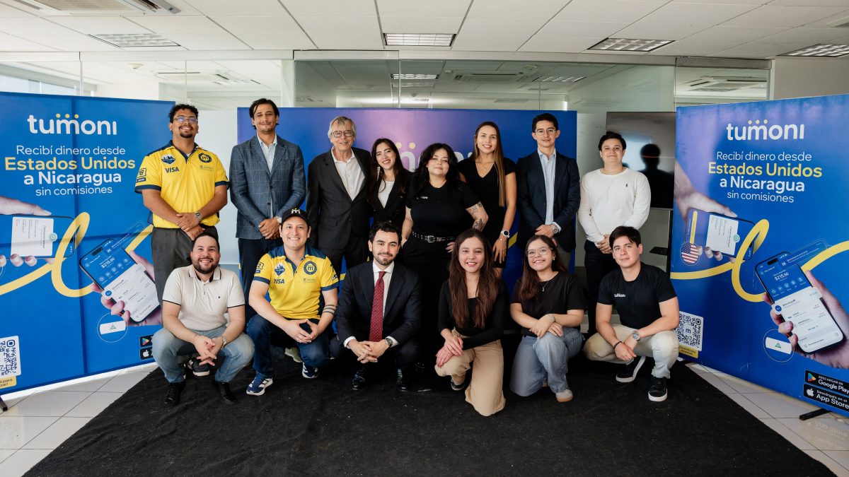 Fundadores y colaboradores durante el lanzamiento de Tumoni en Nicaragua. Cortesía