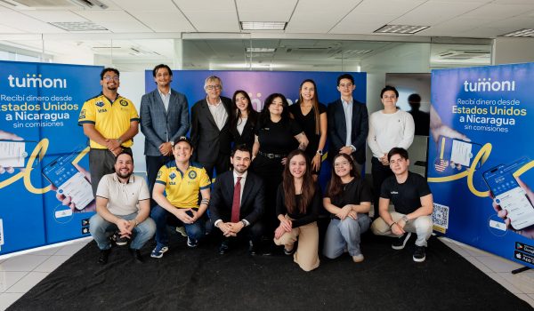 Fundadores y colaboradores durante el lanzamiento de Tumoni en Nicaragua. Cortesía