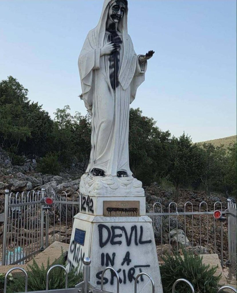 Imagen del santuario mariano de Medjugorje tras ser vandalizado este martes en Bosnia. Foto: Facebook/Basílica de Nuestra Señora de la Merced, Argentina