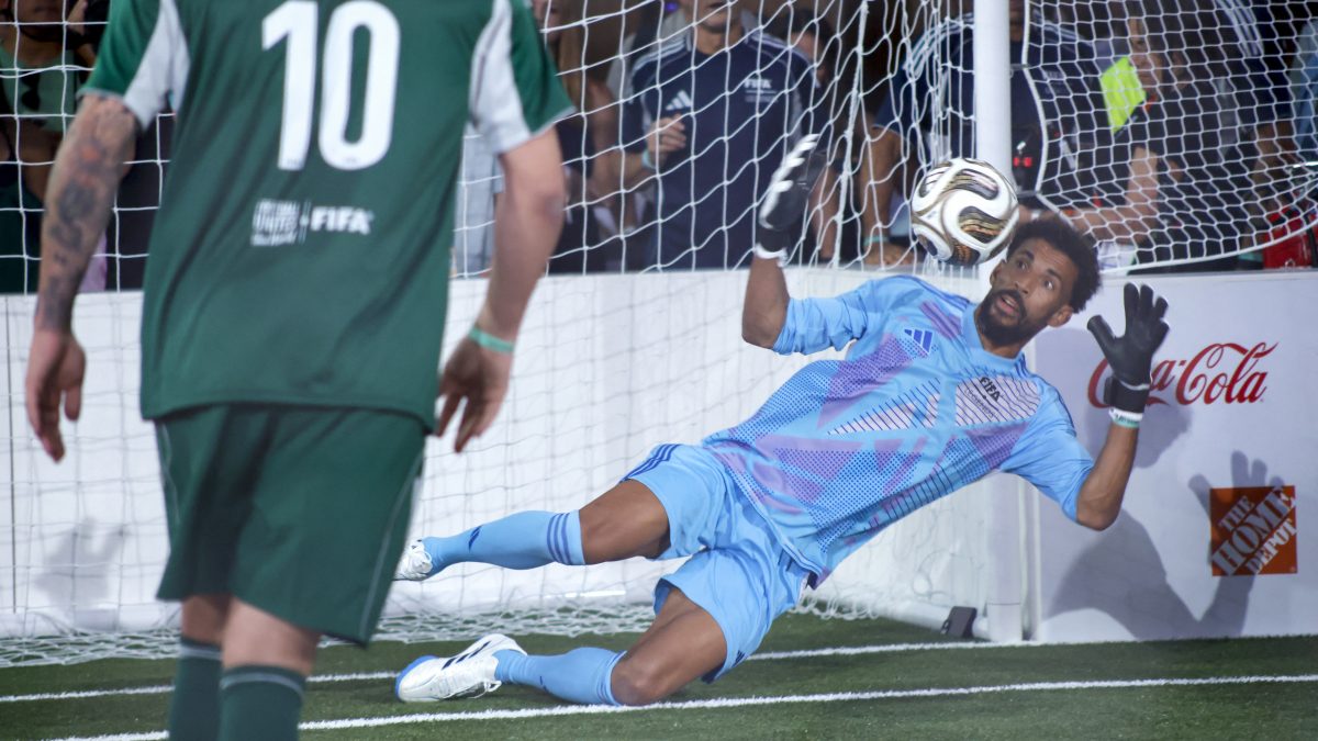 El portero de Cabo Verde, Vozinha, en plena acción durante el Mundial. LA PRENSA/AFP