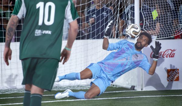El portero de Cabo Verde, Vozinha, en plena acción durante el Mundial. LA PRENSA/AFP