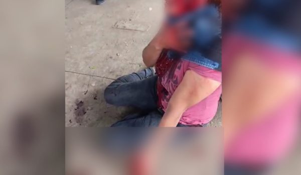 Brenda López bañada en sangre tras ser agredida por su actual pareja. Foto: Cortesía.