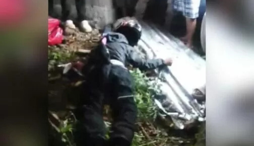 Cuerpo del adolescente Jairo Yahir Icabalceta Chavarría, de 15 años, quien perdió la vida al estrellar la motocicleta que conducía. Foto: Radio Ya.