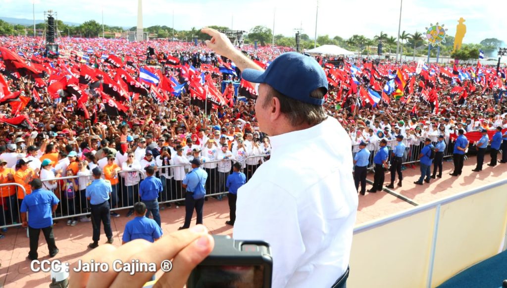 Daniel Ortega preside acto de aniversario de la revolución en plaza La Fe