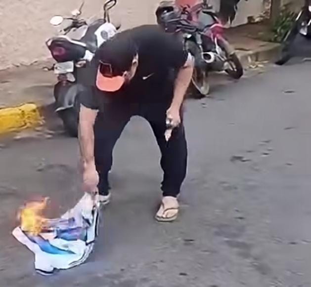 Aficionado quema camisa de Argentina tras final del mundo de fútbol. Foto: Video Victor Manuel Espinoza/Facebook.