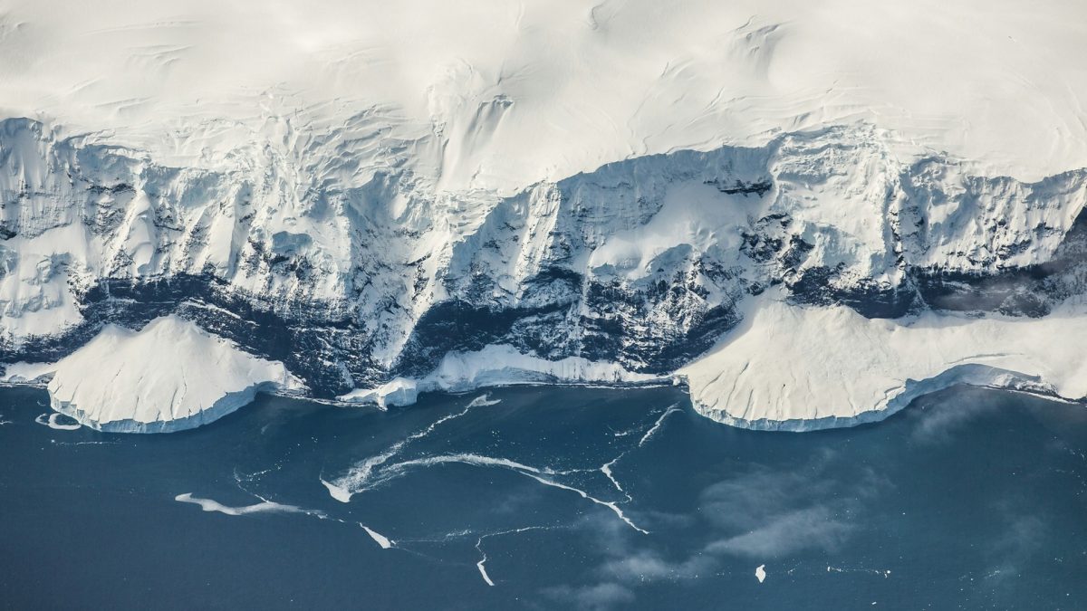 El hielo antártico se encuentra con la costa rocosa. Los investigadores rastrearon las características del paisaje desde el escarpe costero de dos kilómetros de altura de la Tierra de la Reina Maud hasta las montañas subglaciales de Gamburtsev, enterradas bajo 1 a 3 km de hielo. Fotografía facilitada por Matt Palmer.