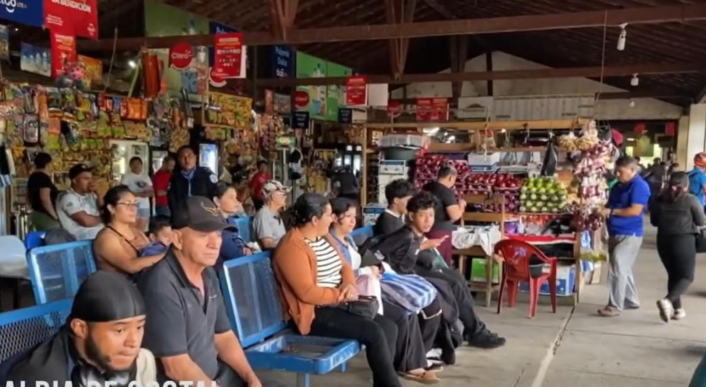 Bancas y pilares de la estructura de la actual terminal de buses de Ocotal se encuentran en pésimas condiciones. Foto: Tomada de la Alcaldía de Ocotal.