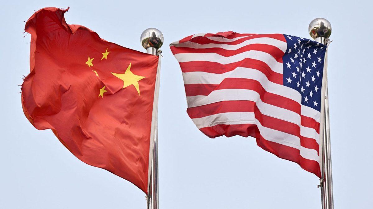 Banderas chinas y estadounidenses ondean frente a una empresa tecnológica en Pekín el 17 de abril de 2025. El presidente Donald Trump acusó a China el 16 de julio de 2026 de comprometer los datos de las elecciones estadounidenses. Pedro Pardo / AFP