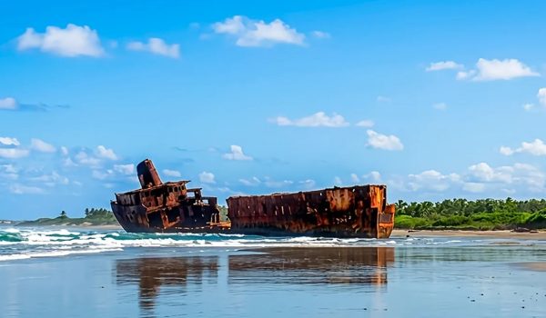 El “Titanic” de Paso Caballos: una postal de Corinto destruida por la corrosión y los chatarreros