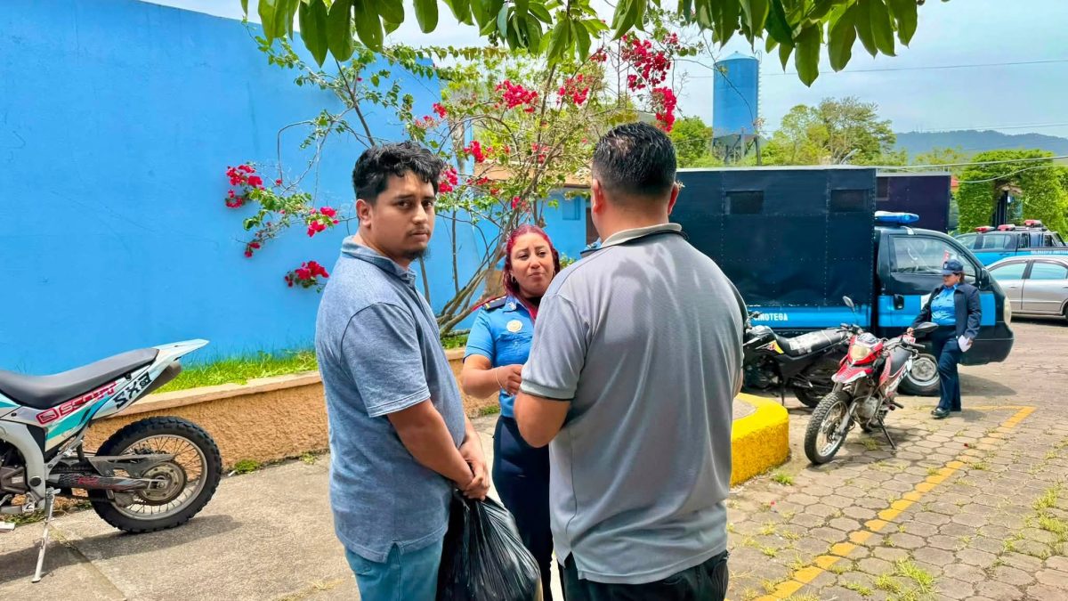 Jonathan Palacios, propietario de un estudio fotográfico en Jinotega, estuvo detenido por 24 horas y se le impuso una multa por tirar basura en sitio no autorizado. Alcaldía de Jinotega