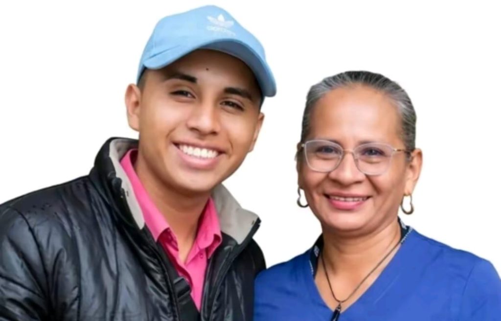 Brenda Auxiliadora Baltodano Flores (a la derecha) junto a su hijo Roger Baltodano (a la izquierda). Foto: Roger Baltodano/TikTok.