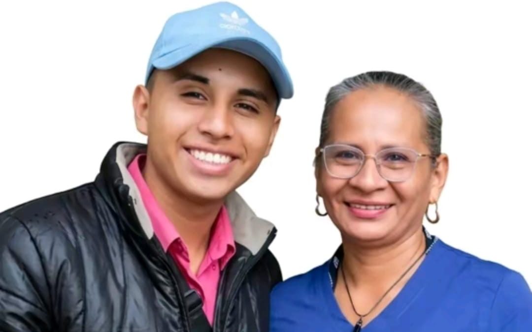 Brenda Auxiliadora Baltodano Flores (a la derecha) junto a su hijo Roger Baltodano (a la izquierda). Foto: Roger Baltodano/TikTok.