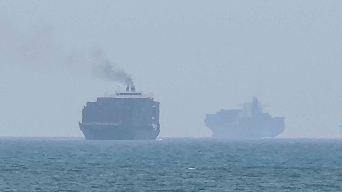 Dos buques cargueros están anclados en las aguas del estrecho de Ormuz frente a la costa de los Emiratos Árabes Unidos. AFPTV/AFP