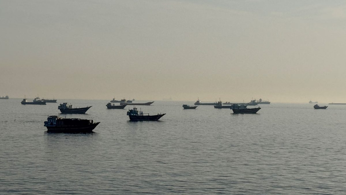 Buques de distinta procedencia están anclados en el estrecho de Ormuz frente a la costa de Omán. AFP
