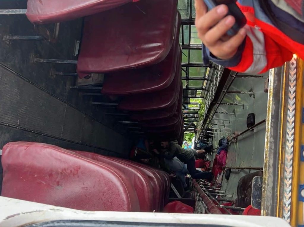 Pasajeros luchan por salir luego que autobús se precipitara a un guindo. Foto: La Primerísima/Facebook.