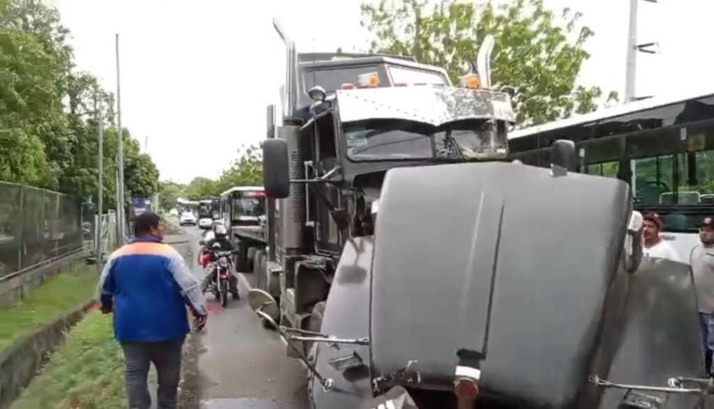 Cabezal choca contra buses que se dirigían a la Plaza de la Fe el 19 de julio. Foto: Vos TV.