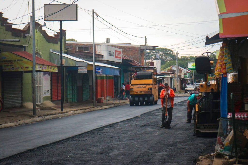Calles aledañas a la terminal del Mercado Santa Ana de Chinandega fueron asfaltadas entre mayo y junio de 2026. Foto: Tomada de la Alcaldía de Chinandega.