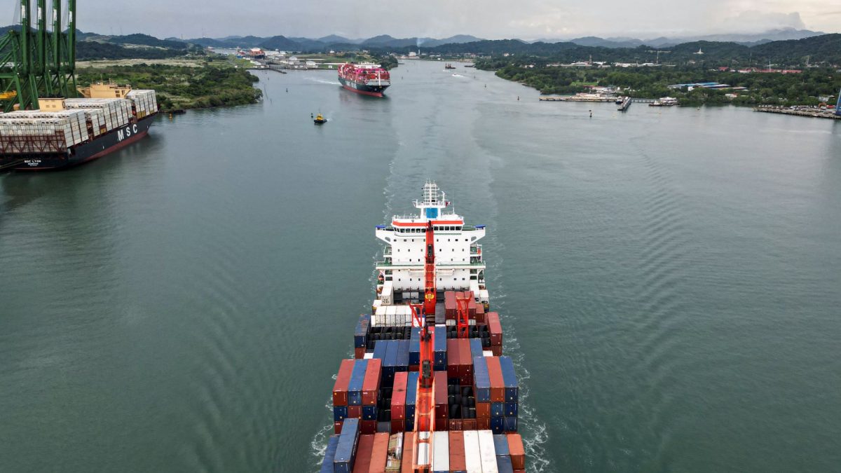 Esta vista aérea muestra dos buques de carga saliendo del Canal de Panamá por el lado del Pacífico, en la ciudad de Panamá, el 6 de octubre de 2025. MARTIN BERNETTI / AFP