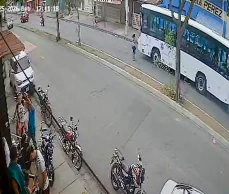 Momento en que una mujer muere arrollada por una ruta en Managua. Foto: Facebook/Noti Dos.
