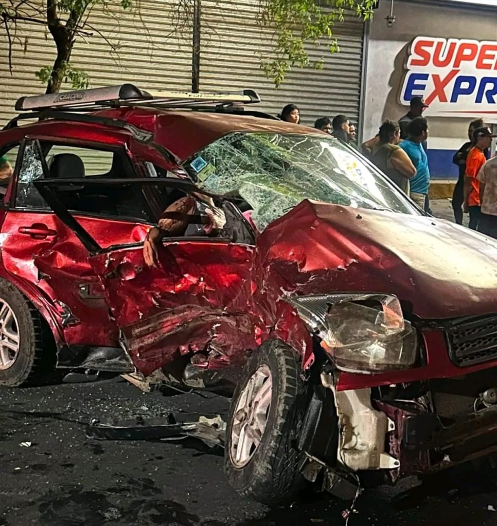 Así quedó el carro rojo tras ser presuntamente impactado por una patrulla de la Policía. Foto: Cortesía.
