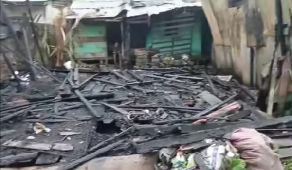 Incendio arrasa on una casa en Bluefields. Madre e hija logran ponerse a salvo. Foto: Tv Caribbean/Facebook.