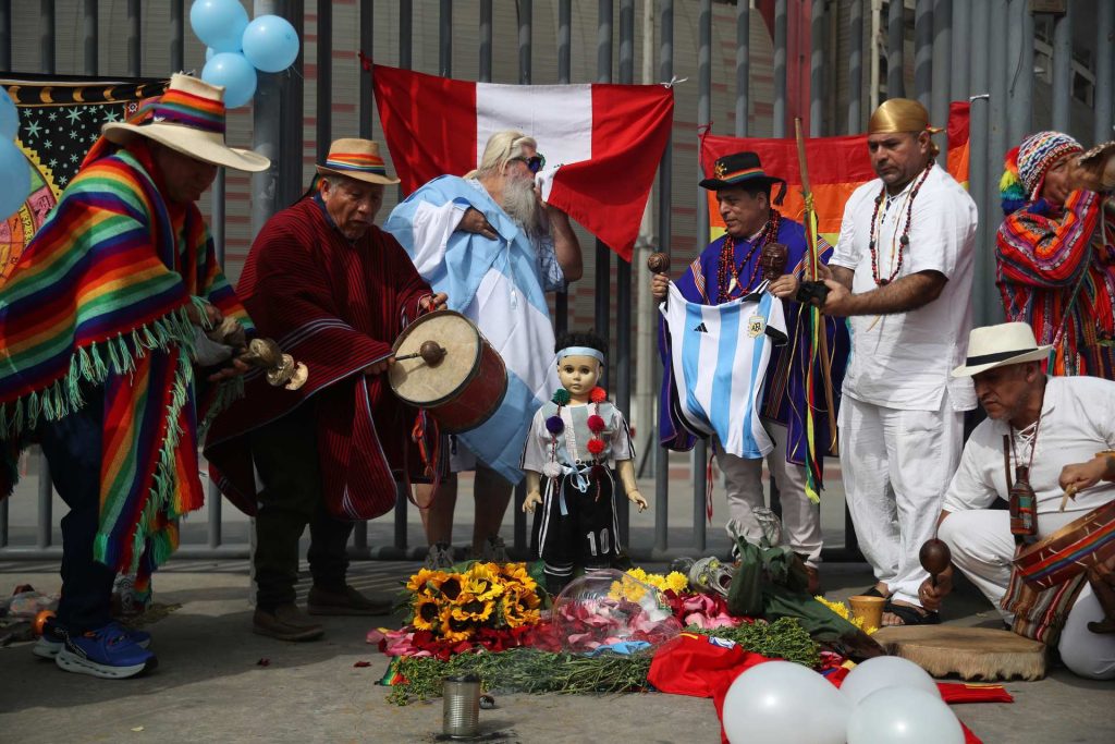 Chamanes y curanderos de Perú se reúnen para limpiar de malas energías a los futbolistas de las selecciones que jugarán la final del Mundial de 2026. EFE/ Paolo Aguilar