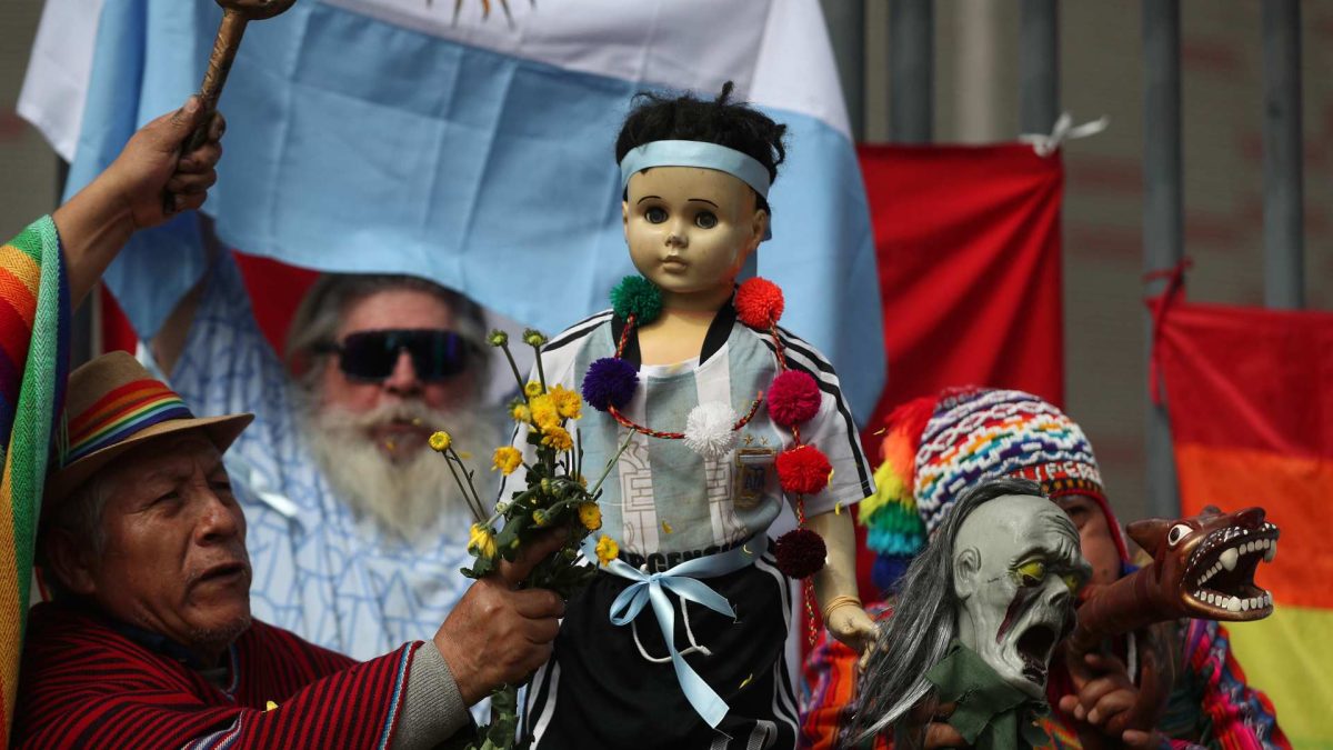Los esfuerzos de los chamanes peruanos que alientan a Argentina se centraron en un muñeco caracterizado como Messi, sobre el que lanzaron flores, hojas de coca, humo de tabaco e incluso le pasaron un cuy (conejillo de Indias) de color negro, EFE/ Paolo Aguilar