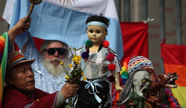 Chamanes de Perú compiten por sacar malas energías a España y Argentina antes de la final