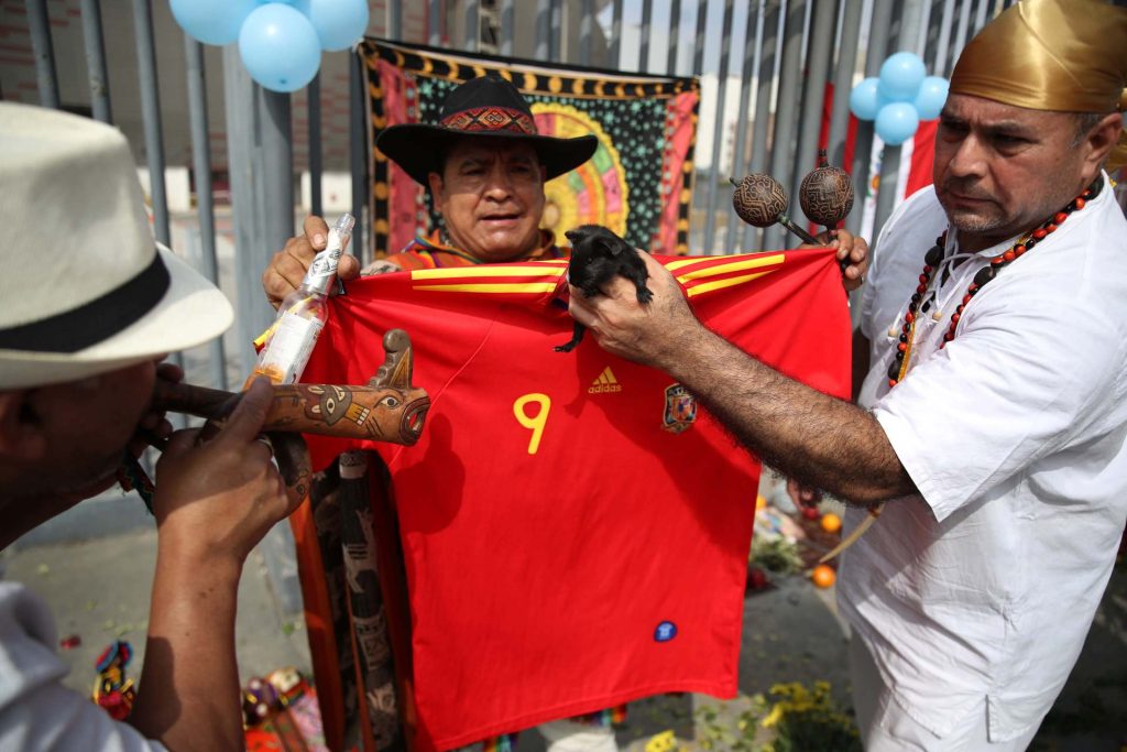 Chamanes y curanderos de Perú hace una "limpia". EFE/ Paolo Aguilar