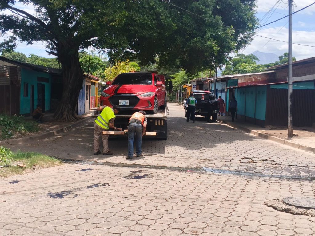 Vehículo estacionado en una esquina fue trasladado al depósito de Chichigalpa. Foto: Tomada de redes sociales de la comuna.