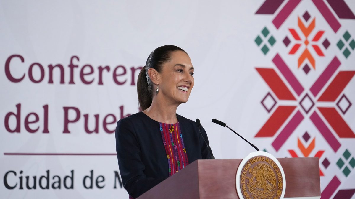 Fotografía cedida por la presidencia de México de la mandataria mexicana, Claudia Sheinbaum, hablando durante una rueda de prensa este viernes, en Palacio Nacional de la Ciudad de México (México). EFE/Presidencia de México/SOLO USO EDITORIAL/NO VENTAS/SOLO DISPONIBLE PARA ILUSTRAR LA NOTICIA QUE ACOMPAÑA(CRÉDITO OBLIGATORIO)