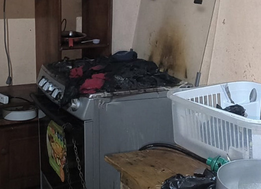 Cocina quemada por joven que le pedía dinero a su madre para drogas. Foto: Canal 8.