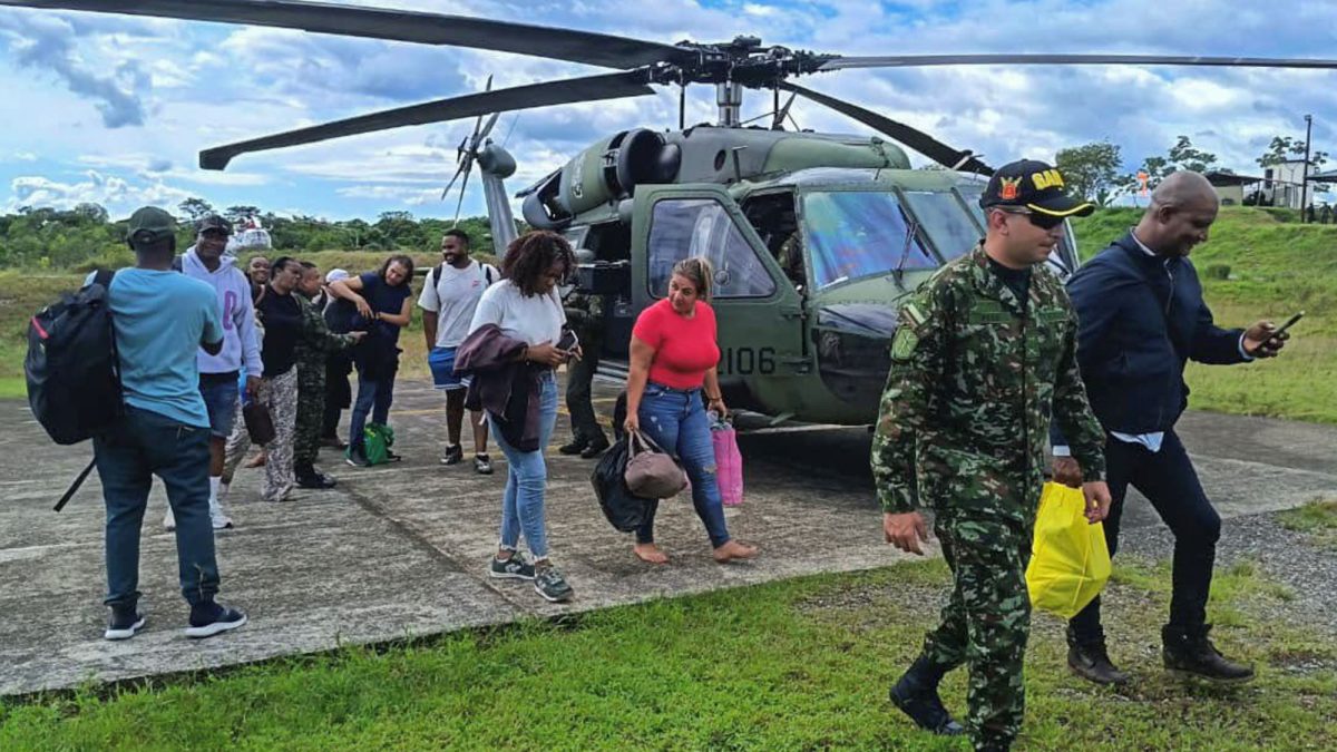 Esta fotografía difundida por la oficina de prensa del Ejército de Colombia muestra a algunas de las 39 personas liberadas por el Ejército colombiano tras descender de un helicóptero militar en Quibdó, departamento del Chocó, Colombia, el 14 de julio de 2026. AFP