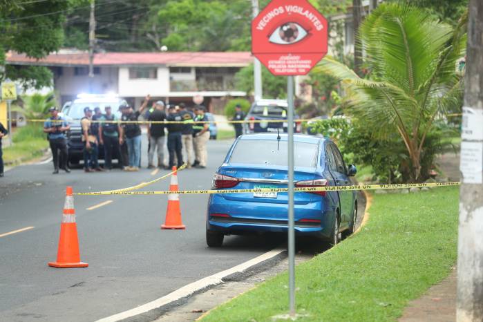 El carro en el que viajaba la nicaragüense Monserrat y su padrastro Xavier Meneses. Foto: La Estrella Panamá.