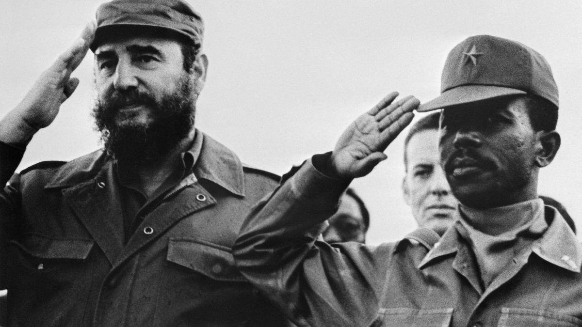 La fotografía, tomada el 1 de mayo de 1978 en La Habana, muestra al presidente del Consejo de Estado de Cuba, Fidel Castro (izquierda), y al presidente de Etiopía, Mengistu Haile Mariam, saludando militarmente durante la visita oficial de seis días de este último a Cuba, para agradecer a Fidel Castro su apoyo durante la Guerra de Ogaden y su asistencia militar en el reciente conflicto con Somalia. AFP