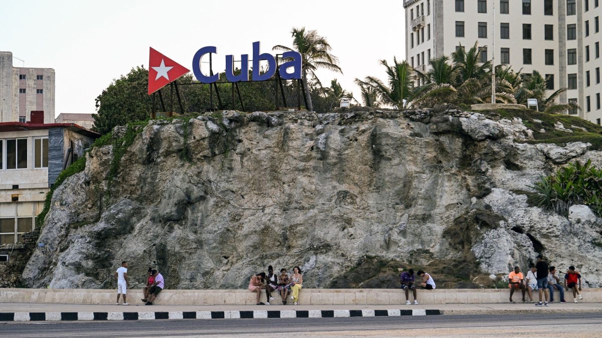 Un grupo de personas buscan un lugar fresco para paliar el calor durante un apagón en La Habana. ADALBERTO ROQUE/AFP