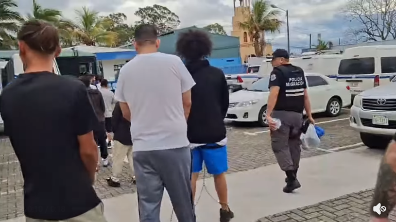 Migrantes nicaragüenses abordan bus oficial para ser traladados a la frontera con Nicaragua.