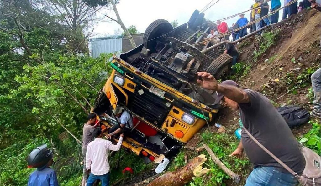 Autobús cae a un abismo y dos pasajeros mueren en Madriz. Foto: Jalapa Visión/Facebook.